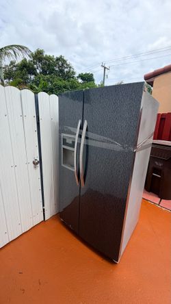 tle: Broken Side-by-Side Refrigerator – Great for Parts or Scrap Metal