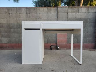 IKEA MICKE Desk
