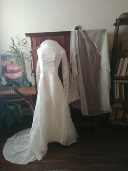 Bridal gown. with hair pick and Veil. size 5/6 . Candlelight White Strapeless with option to Bustle.