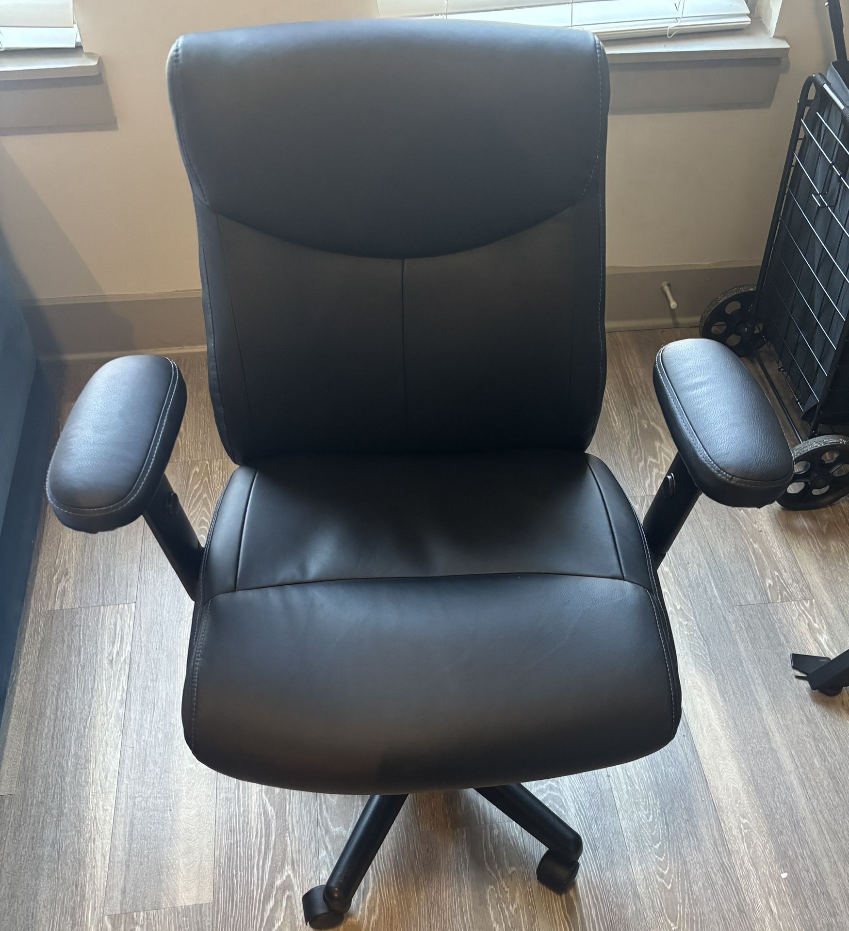 Fantastic Four: Computer Desk, Office Chair, Air Fryer And Schredder…In Excellent Condition .