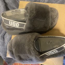 UGGS SLIPPERS