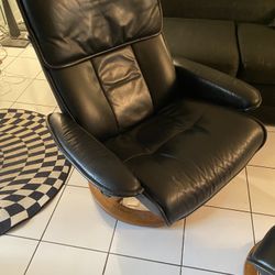 DESIGNER BLACK LEATHER RECLINER AND FOOT STOOL