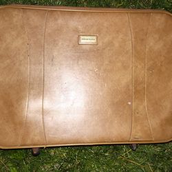 Vintage American Tourister,  Clean Leather Look N Inside..