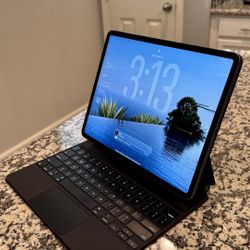 12.9” iPad Pro (4th Gen) 256 GB WiFi + Magic Keyboard Case