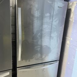 whirlpool  33 inches refrigerator  bottom  freezer 