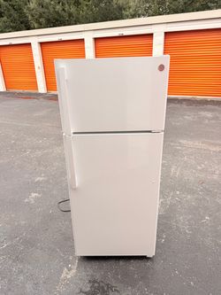 Ge 17.5-cu ft Standard-Depth 28-in Wide Top-Freezer Refrigerator (White )