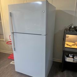 Refrigerator 225 Like New
