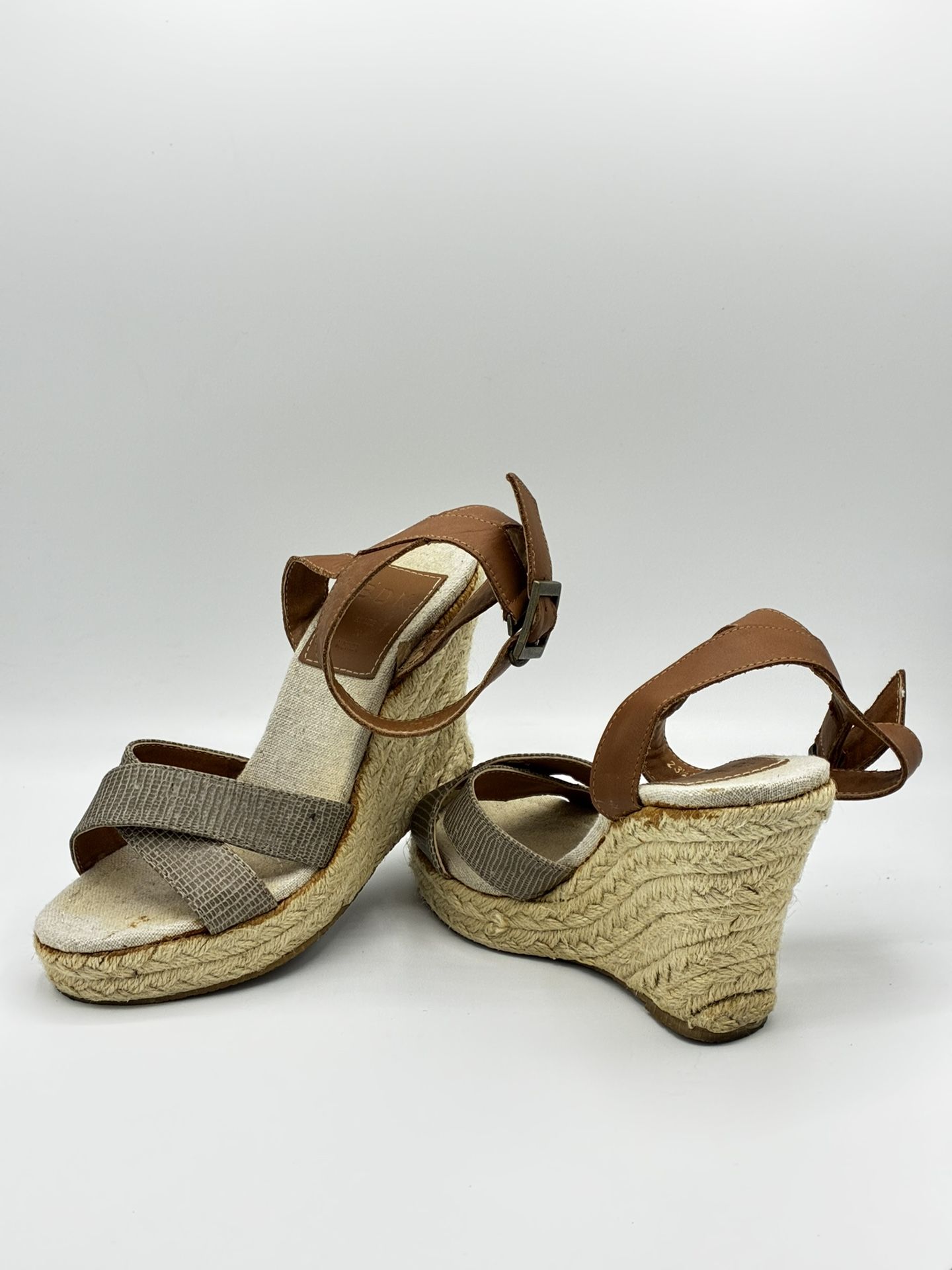 BDK Leather Strap Wedges – Korean-Made, Unique Yarn-Wrapped Design