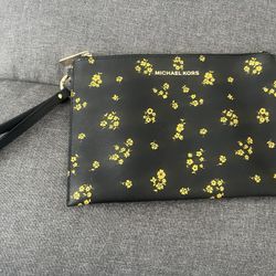 Michael Kors Wristlet 