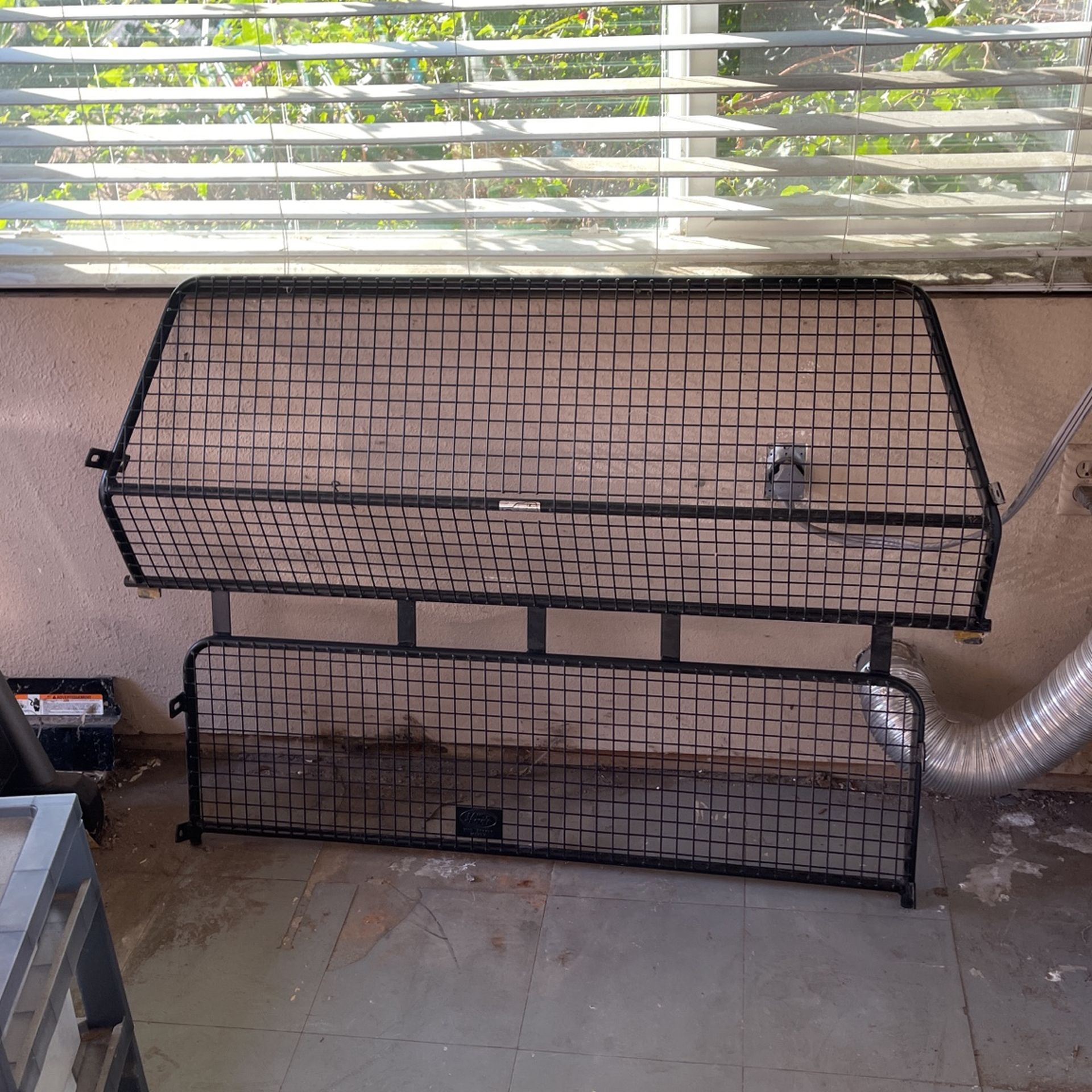 Land Rover LR3 Or LR4 Dog Guard VUB501170