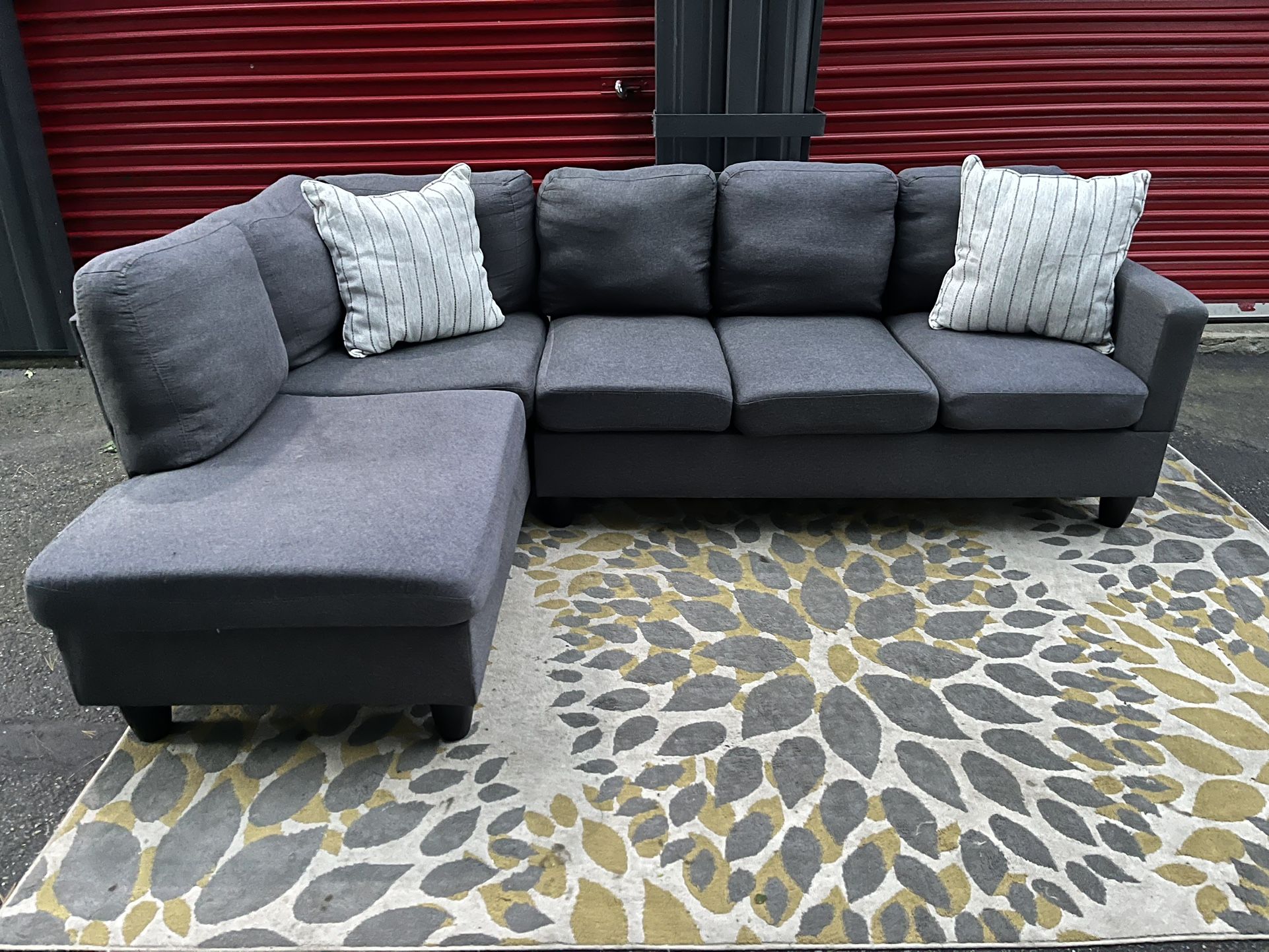 Sectional Couch!! Delivery Available 🚚!! Dimensions: 95” x 65” Length x 33” Height x 30” Depth