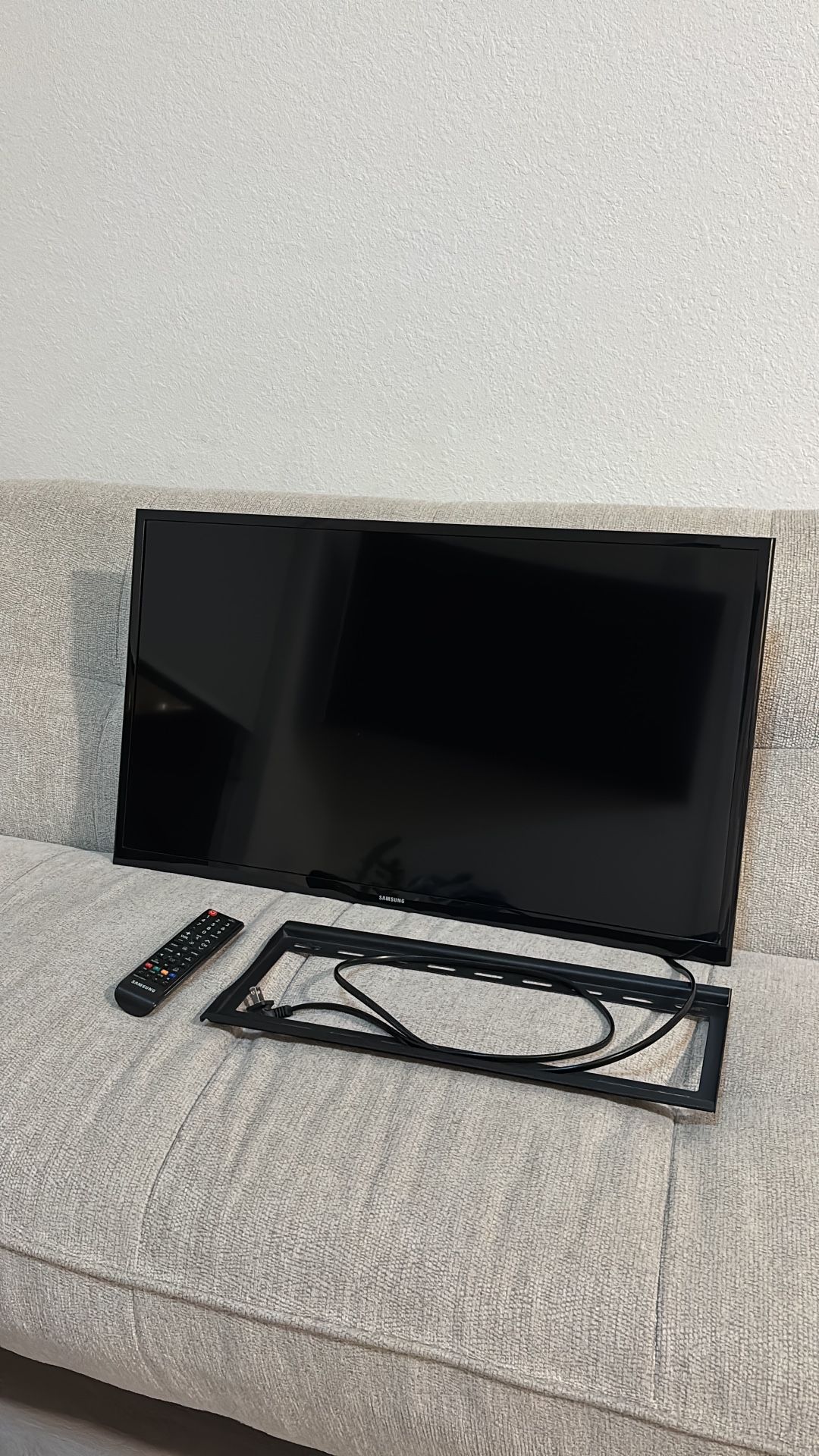 Smart Samsung Tv 32” With Wall Mount