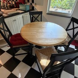 CHARMING KITCHEN TABLE WITH FOUR CHAIRS