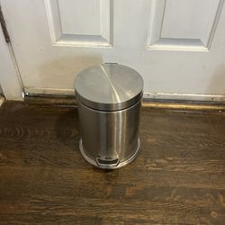 Round Step Bathroom Trash Can 