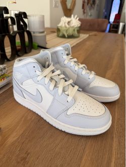 Air jordan mid blue/white, girls 5.5 (women’s 7)