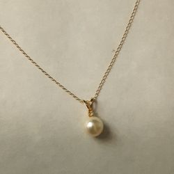 Beautiful 14 Karat Yellow Gold Pearl and Diamond Necklace
