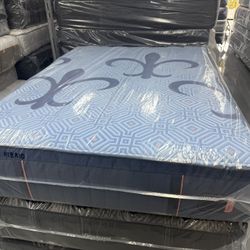 QUEEN SIZE STEARNS & FOSTER LUX ESTATE HYBRID (FIRM) MATTRESS & BOX SPRING BED SET