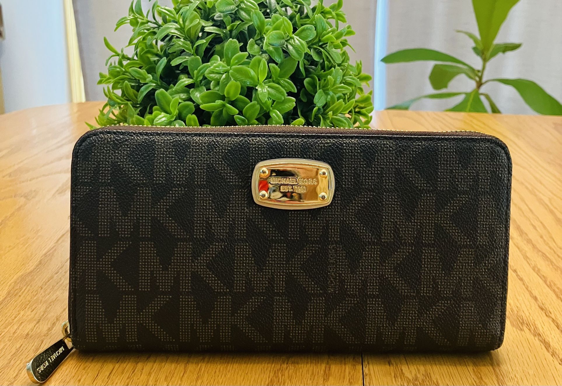 MICHAEL KORS MK Large Brown Zip Around Wallet
