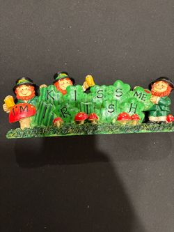 Vintage St. Patrick's Day Leprechaun Figurine - "Kiss Me I'm Irish" Tabletop Decor, Irish Shamrock Resin Statue