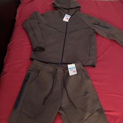 Nike tech sweatsuit brand new 