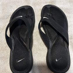 Women’s Nike Flip-flops, Size 9