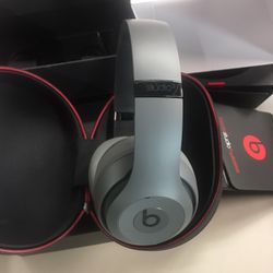 Beats by Dr. Dre Studio 3 Wireless Bluetooth Premium Headphones in gray (like new)