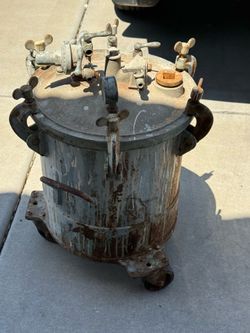 Vintage DeVilbiss Pressure Paint Pot Tank Industrial Paint Sprayer on Casters