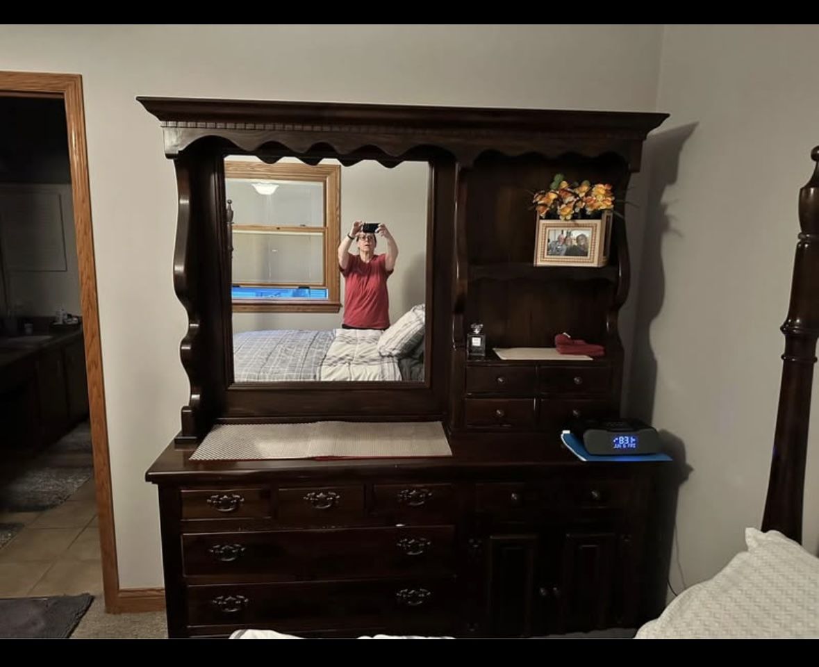 Women’s Dresser