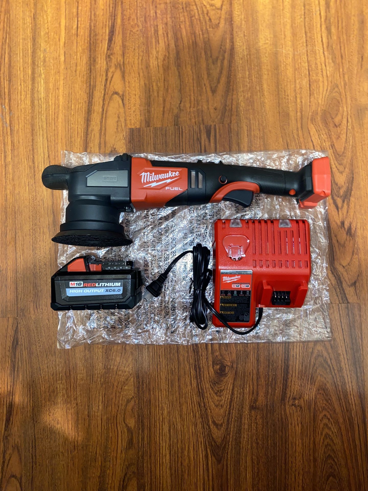 New Milwaukee M18 Fuel 15mm 5”. 8 - Speed Random Orbital Polisher 2684-20 (1) M18 High Output XC 6.0 Amp Battery & (1)M18/M12 Charger