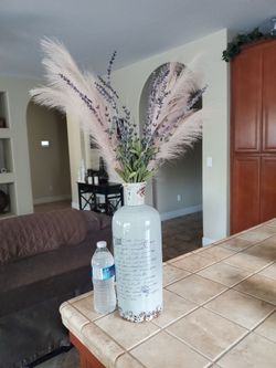 Decorative vase with pampas