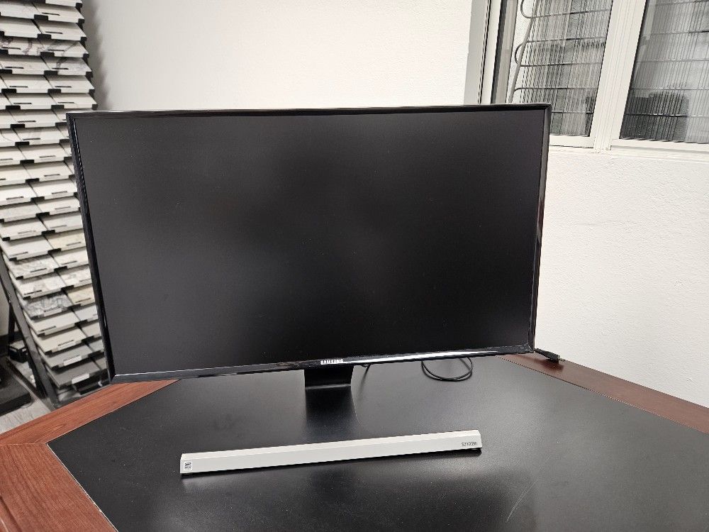 Samsung 24" Full HD Monitor (1920x1080p)