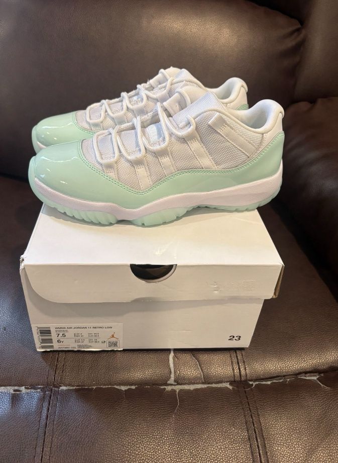 Nike Air Jordan 11 Low Igloo size 7.5W 6Y 