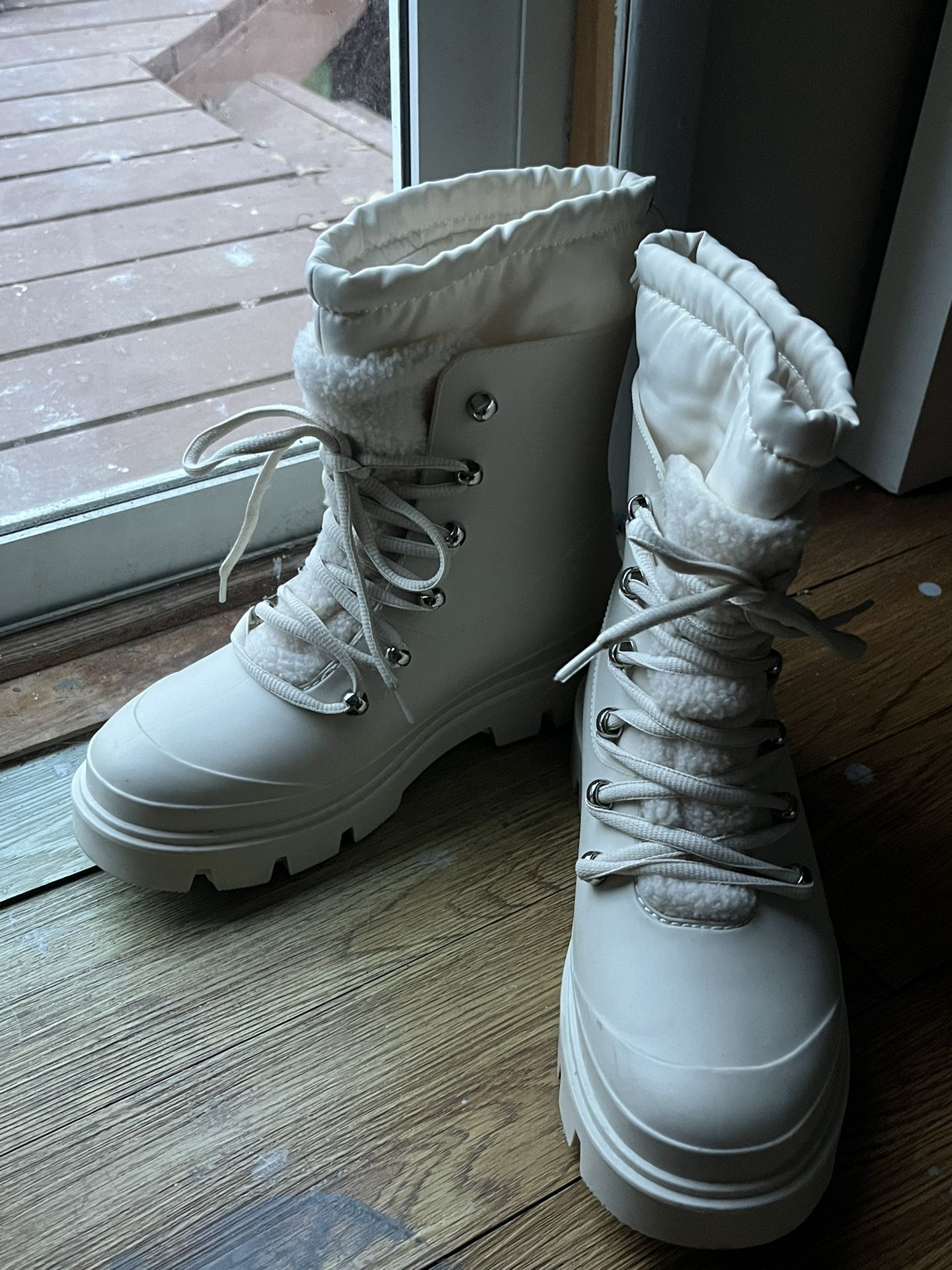 Ivory Boots Women’s Size 6