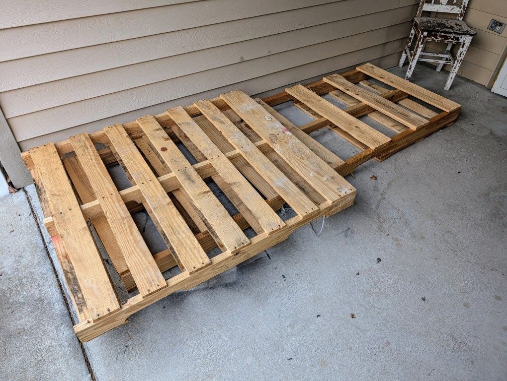 Two Free Wood Pallets Good For DIY Projects