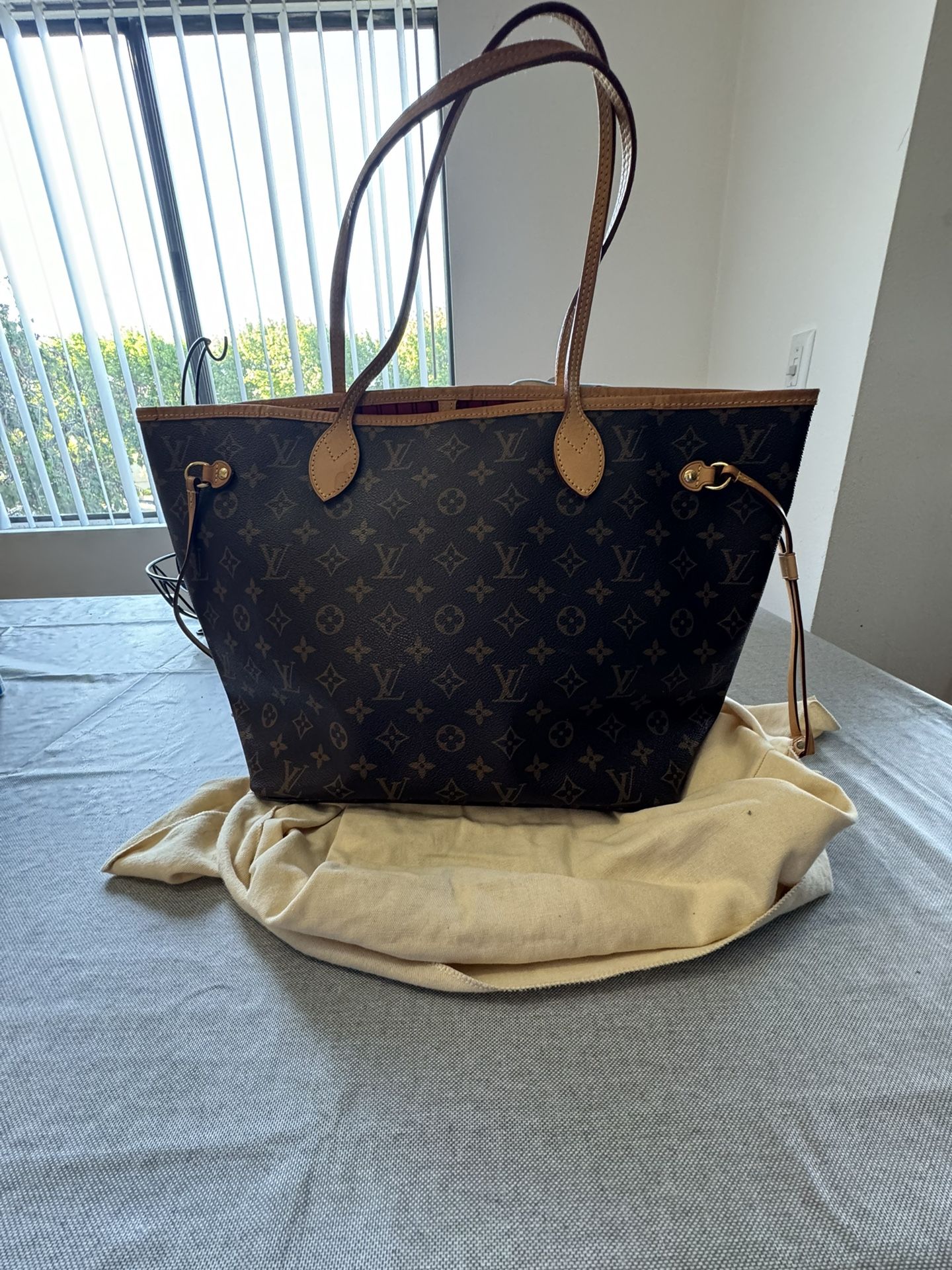 Louis Vuitton Woman’s Purse / Handbag
