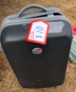 Vintage suitcase has 2 keys