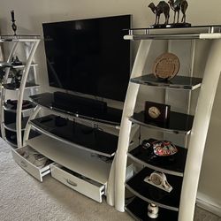 Modern Entertainment TV Stand – Excellent Condition