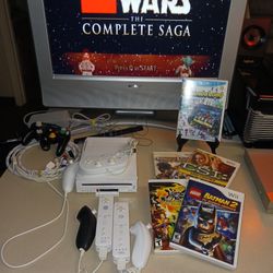 Nintendo Mint Condition GameCube Compatible Nintendo Wii With Nintendo GameCube Controller Classic Wii Controller Plus 8 Games Extra Control's 