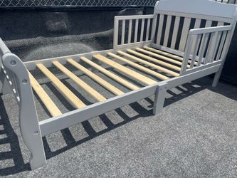 Toddler bed