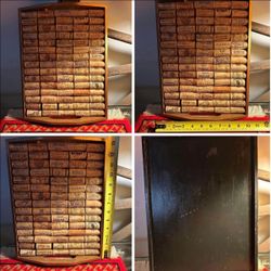 CUADRO ANTIGUO DE MADERA CON CORCHOS DE BOTELLAS DE VINOS