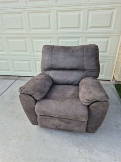 LA-Z-BOY// manual recliner in very good condition
