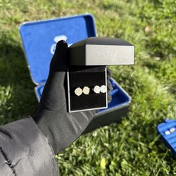 Vvs Clover Flowered earrings pass tester