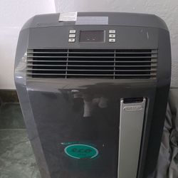 De'Longhi Pinguino 12,500 BTU Portable Air Conditioner & Heater- Barely Used