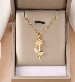 ✨💥18K GOLD PLATED STUNNING ROSE NECKLACE 💥✨