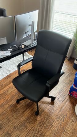 Black desk chair