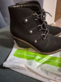 Female BOOTS SIZE 7 new