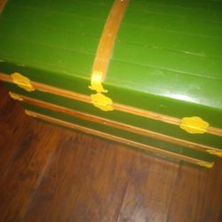Green and Yellow Hope Chest 60 Dollars Lowest I'll Go 55 But Must Come And Pick Up And Have Correct Amount Don't Deliver Sorry Thanks for Looking 