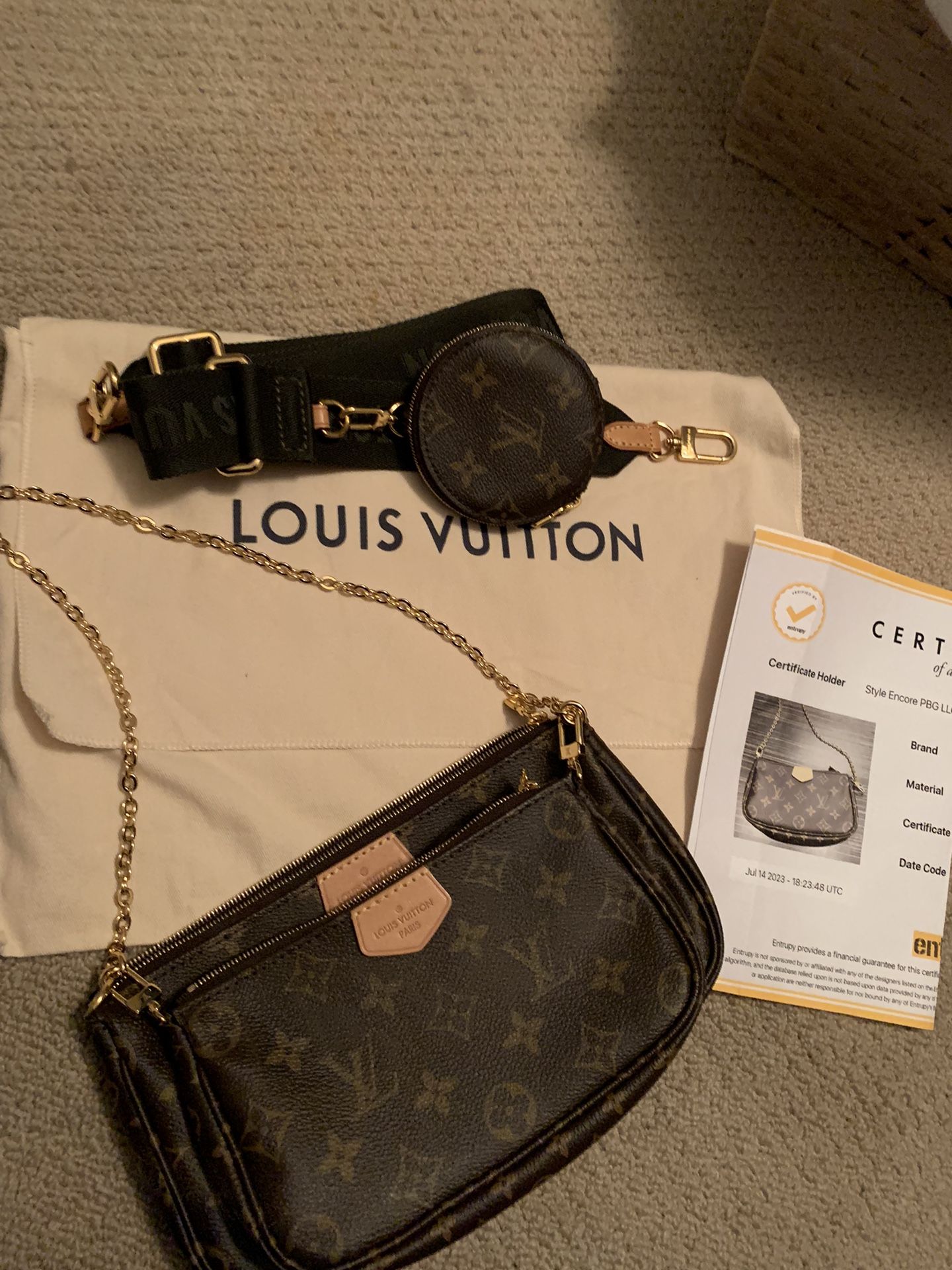 EXCELLENT CONDITION AUTHENTICATED MULTI POCHETTE LOUIS VUITTON 