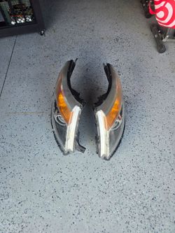 Pair of 2014 Ford Explorer Limited Headlights with Amber Turn Signal