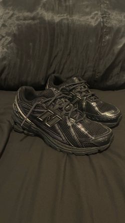 New Balance 860 All Black Sneakers